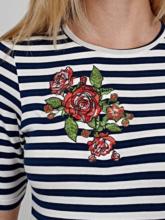Prúžkované tričko s kvetinovou výšivkou