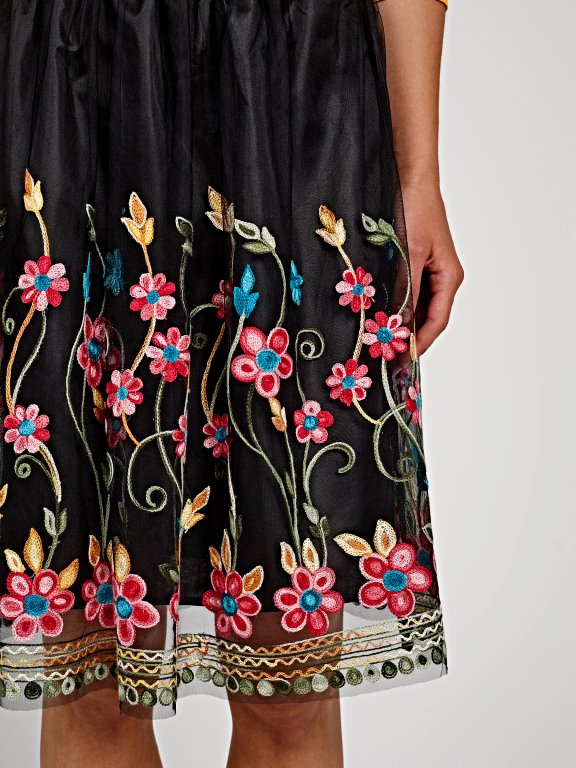 FLORAL EMBROIDERED SKIRT