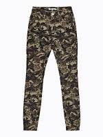 Pantaloni skinny cu imprimeu floral și camuflaj