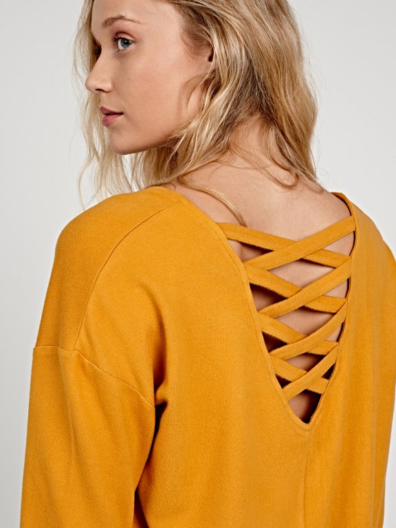 Basic pulover z detajlom na hrbtu