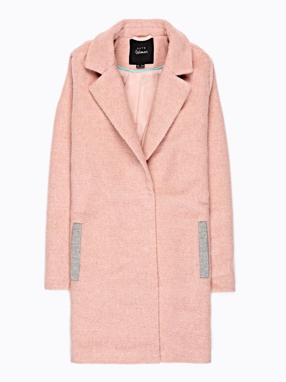 Plain coat with contrast details