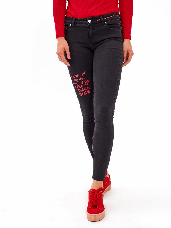SKINNY JEANS WITH MESSAGE PRINT