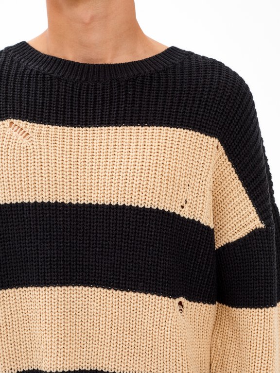 Oversized sweter w prążki z dziurami