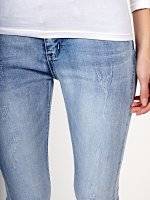 Skinny jeans in light blue wash with frayed hem