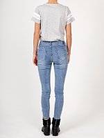 Skinny jeans in light blue wash with zipper details
