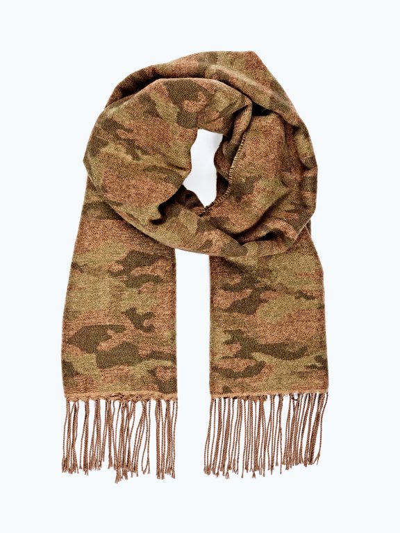 Camo scarf with fringes