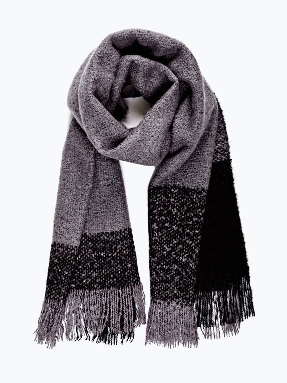 Oversized scarf with fringes