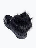 Warm shoes with faux fur detail