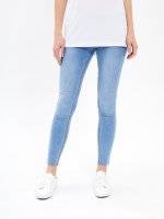 Skinny jeans in light blue wash