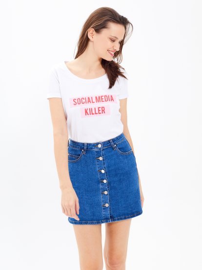 t shirt with denim skirt