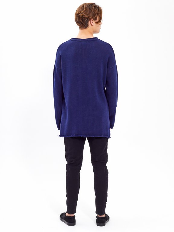 Široký pulover s neopracovaným lemom