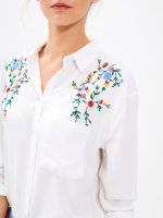 REGULAR SHIRT WITH FLORAL EMROIDERY