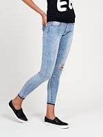 Cropped skinny jeans in light blue wash