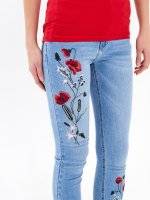 Skinny jeans with floral embroidery