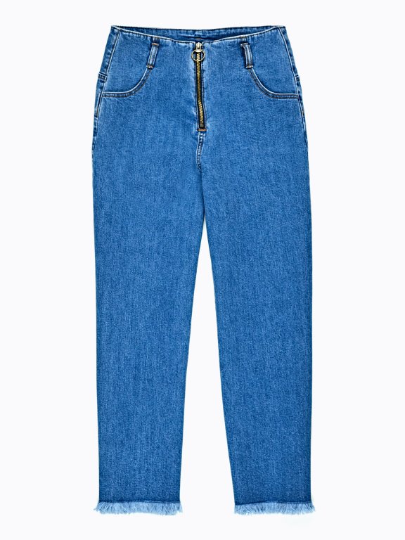 Szerokie jeansy z postrzępionymi nogawkami