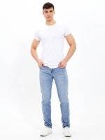 Basic jeansy o prostych nogawkach