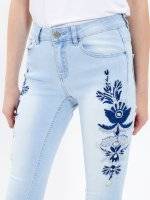 Jeansy skinny z haftem kwiatowym