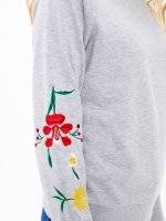 Bluza z haftem kwiatowym