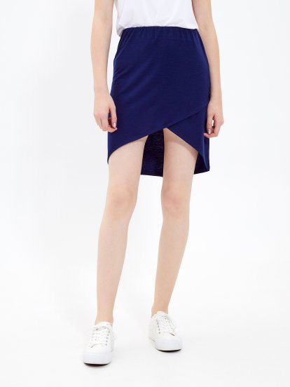 Mini sukňa s asymetrickým spodným lemom