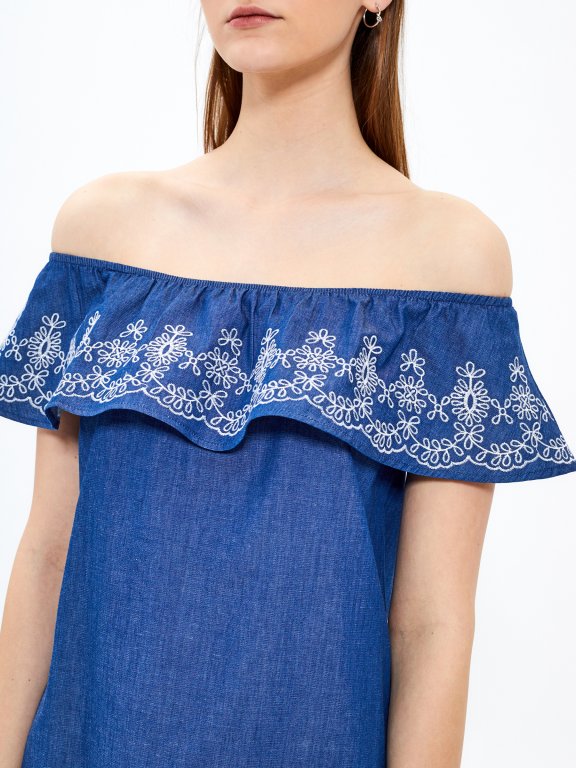 Off-the-shoulder dress with embroidery