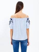 Off-the-shouldler top with embroidery