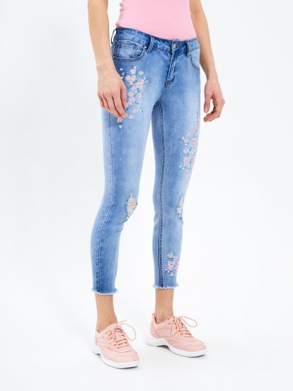 Distressed skinny jeans with floral embroidery