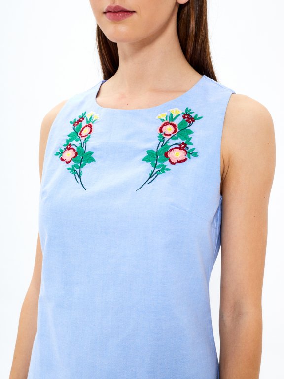 Sleeveless dress with floral embroidery