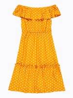 Sukienka midi w kropki z falbanami i odkrytymi ramionami