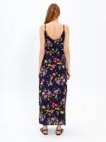 Długa sukienka na ramiączkach z nadrukiem kwiatowym