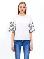 Cotton blouse with embroidered sleeves