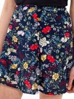 Suknja s gumbima s cvjetnim uzorkom