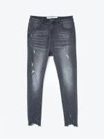 Damaged carrot fit jeans with frayed hem