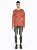 Damaged carrot fit jeans with frayed hem