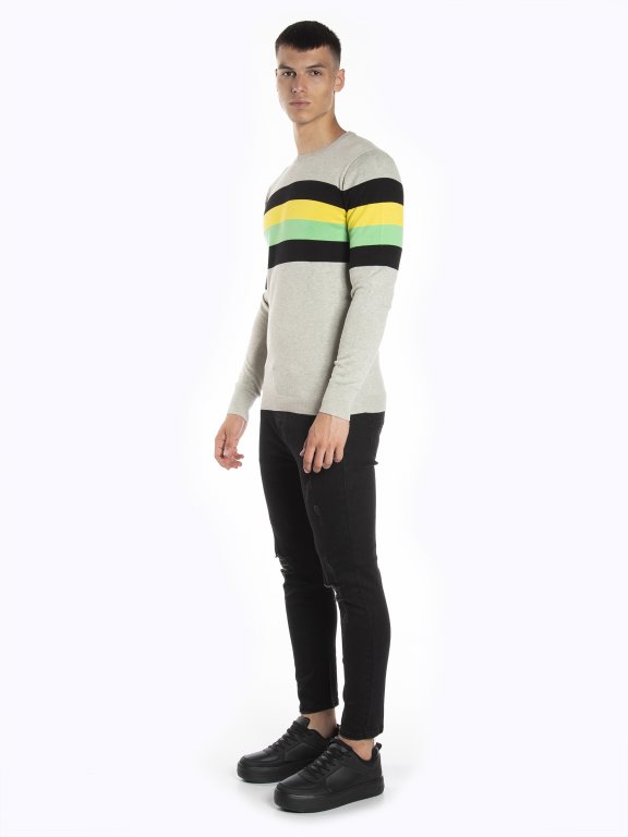 Sweter w kolorowe paski
