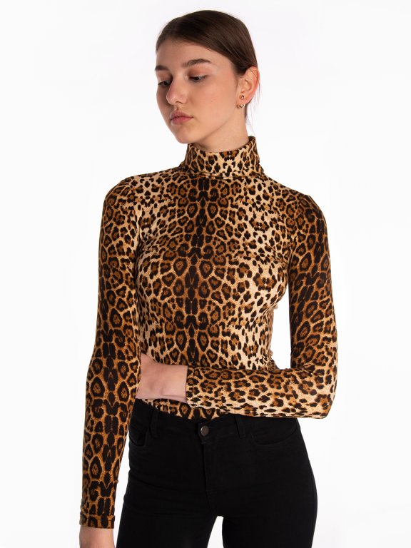 Leopard print turtleneck t-shirt