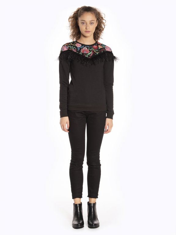 Sweatshirt with floral print and feathers
