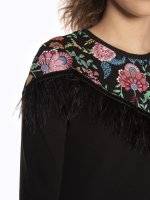 Sweatshirt with floral print and feathers