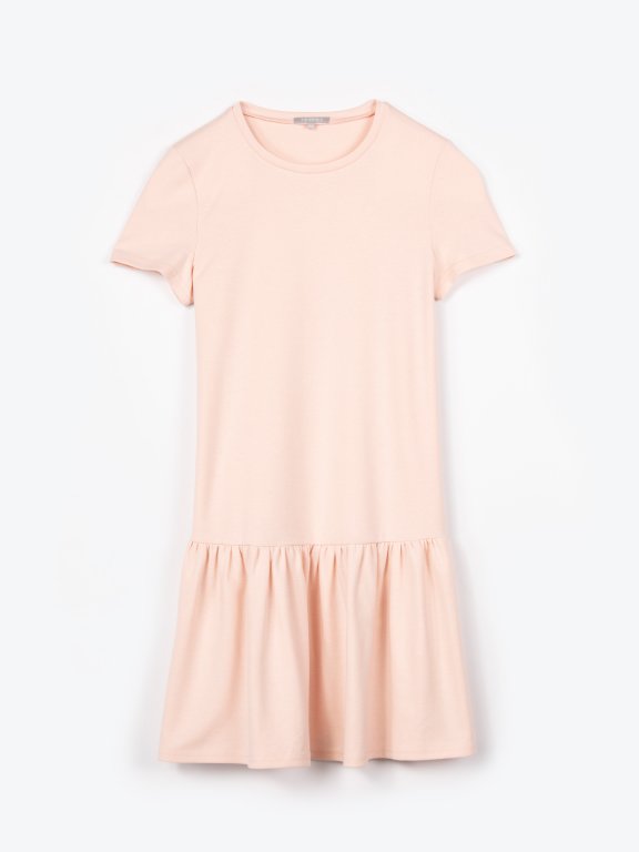 Jednobarevné šaty s volánem