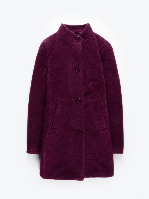 Jednobarevný kabát s vysokým límcem