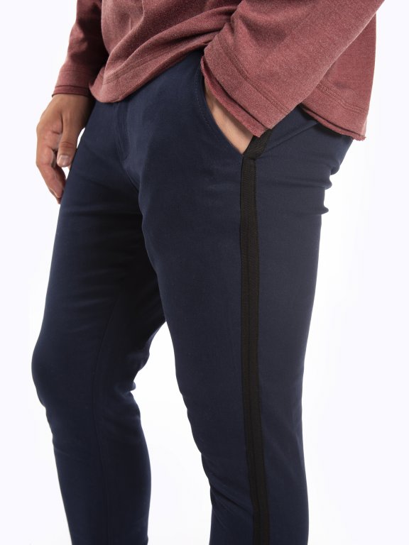 Krótkie jeansy z prążkiem po bokach