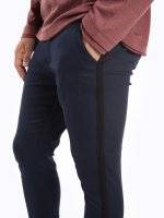 Krótkie jeansy z prążkiem po bokach