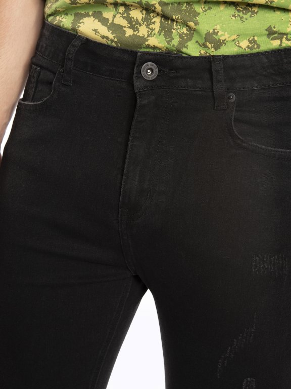 Zkrácené džíny s dírami na kolenou