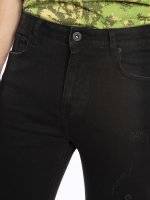 Zkrácené džíny s dírami na kolenou