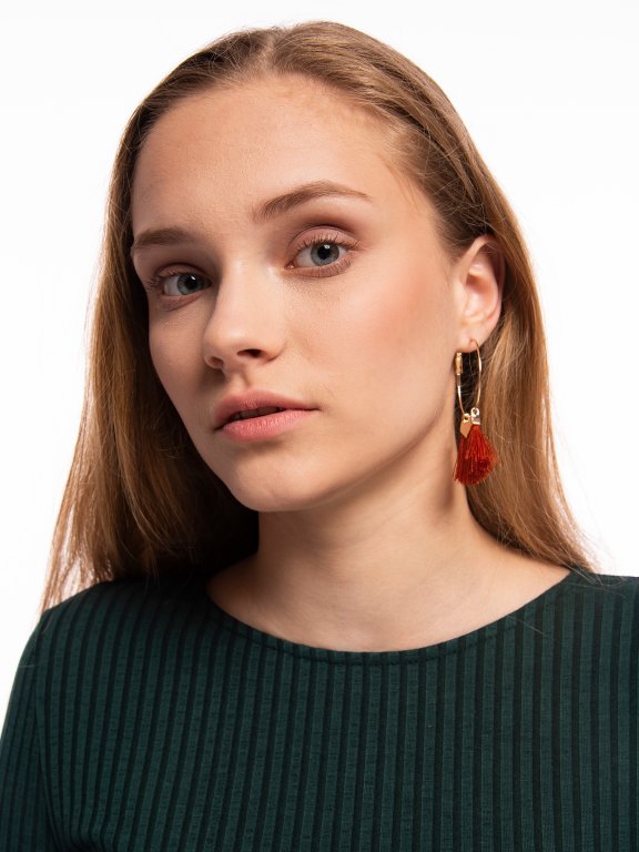 Hoop earrings with tasses