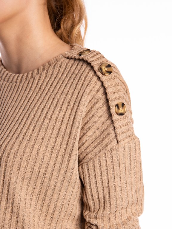 Ribbed pullover with decorative buttons
