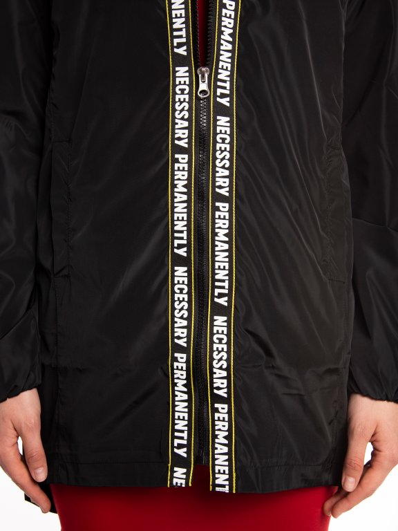 Prodloužená bunda s ozdobným páskem a nápisem