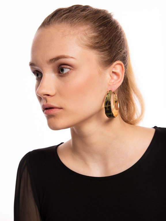 Hoop earrings with animal design