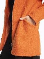 Kabát so zapínaním na zips a s kapucňou