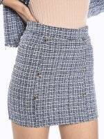 Vzorovaná mini sukňa s ozdobnými gombíkmi