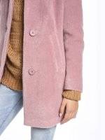 Jednobarevný kabát s vysokým límcem